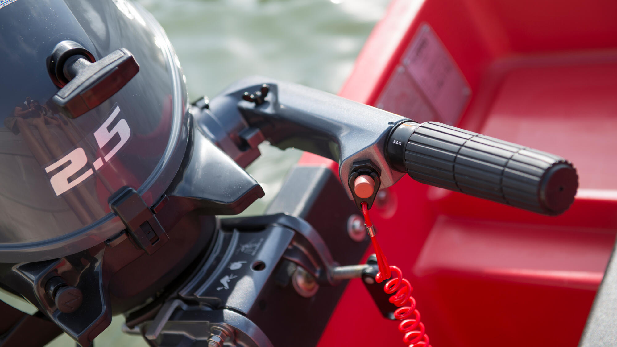 Strong tiller handle with comfortable twist-grip throttle