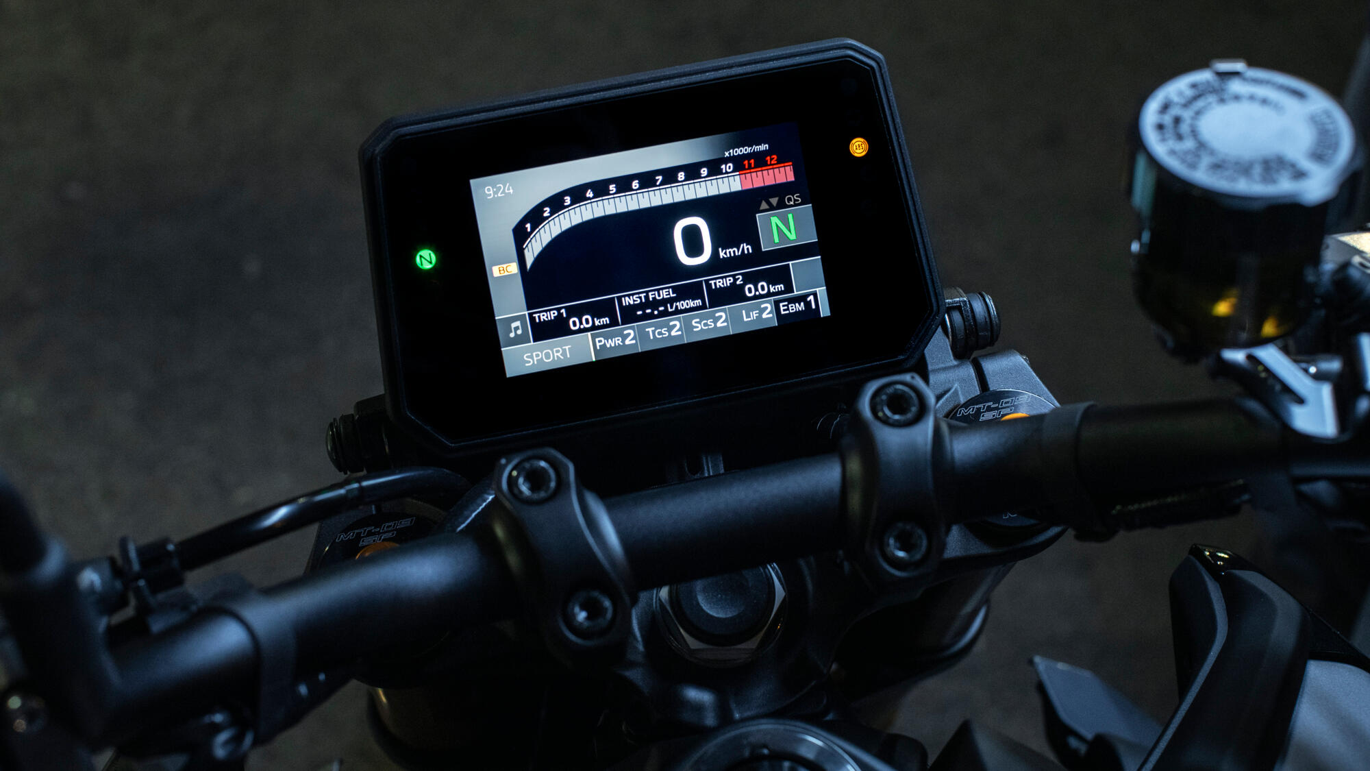 Full colour 5-inch TFT display with connectivity and navigation