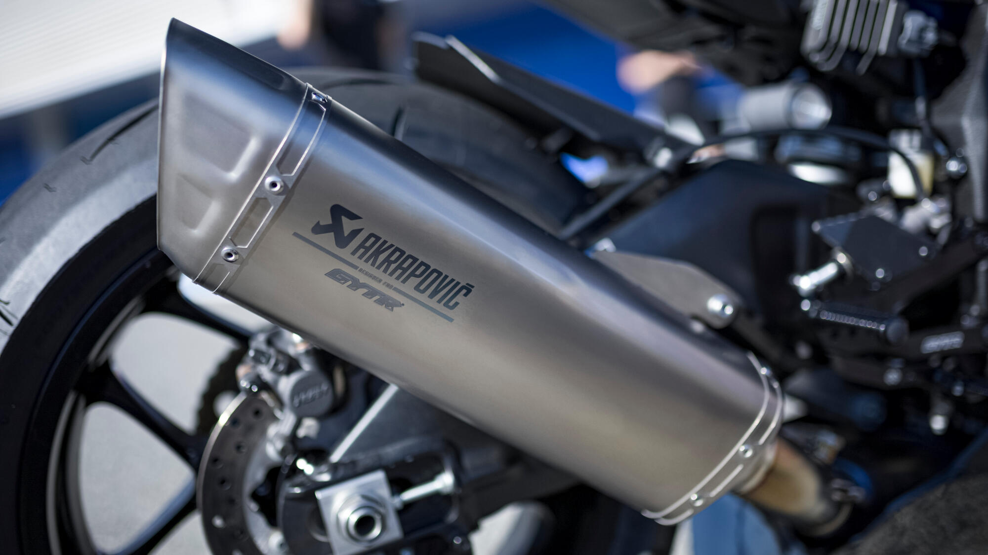 Akrapovic Race izduvni sistem sa središnjim prigušivačem