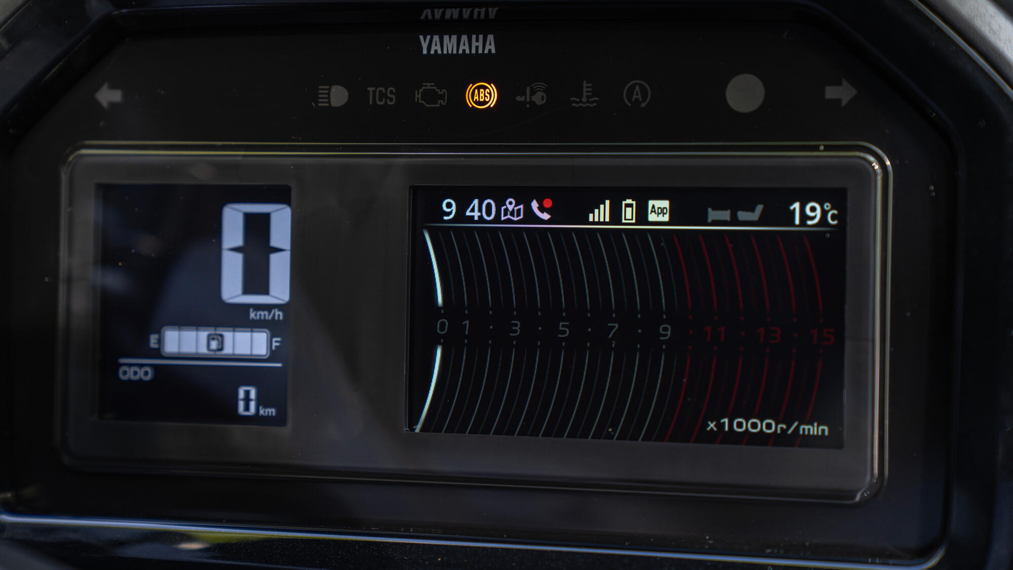 4.2-inch full colour TFT instruments