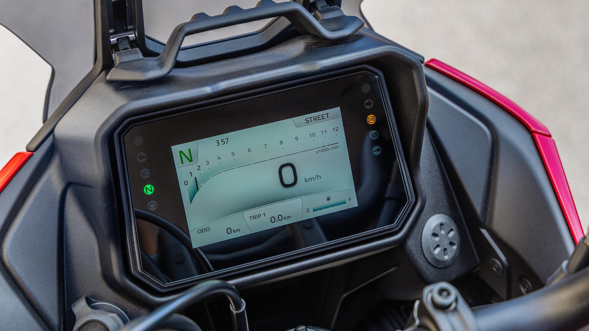 5-inch TFT display with smartphone connectivity, navigation and ergonomic switchgear