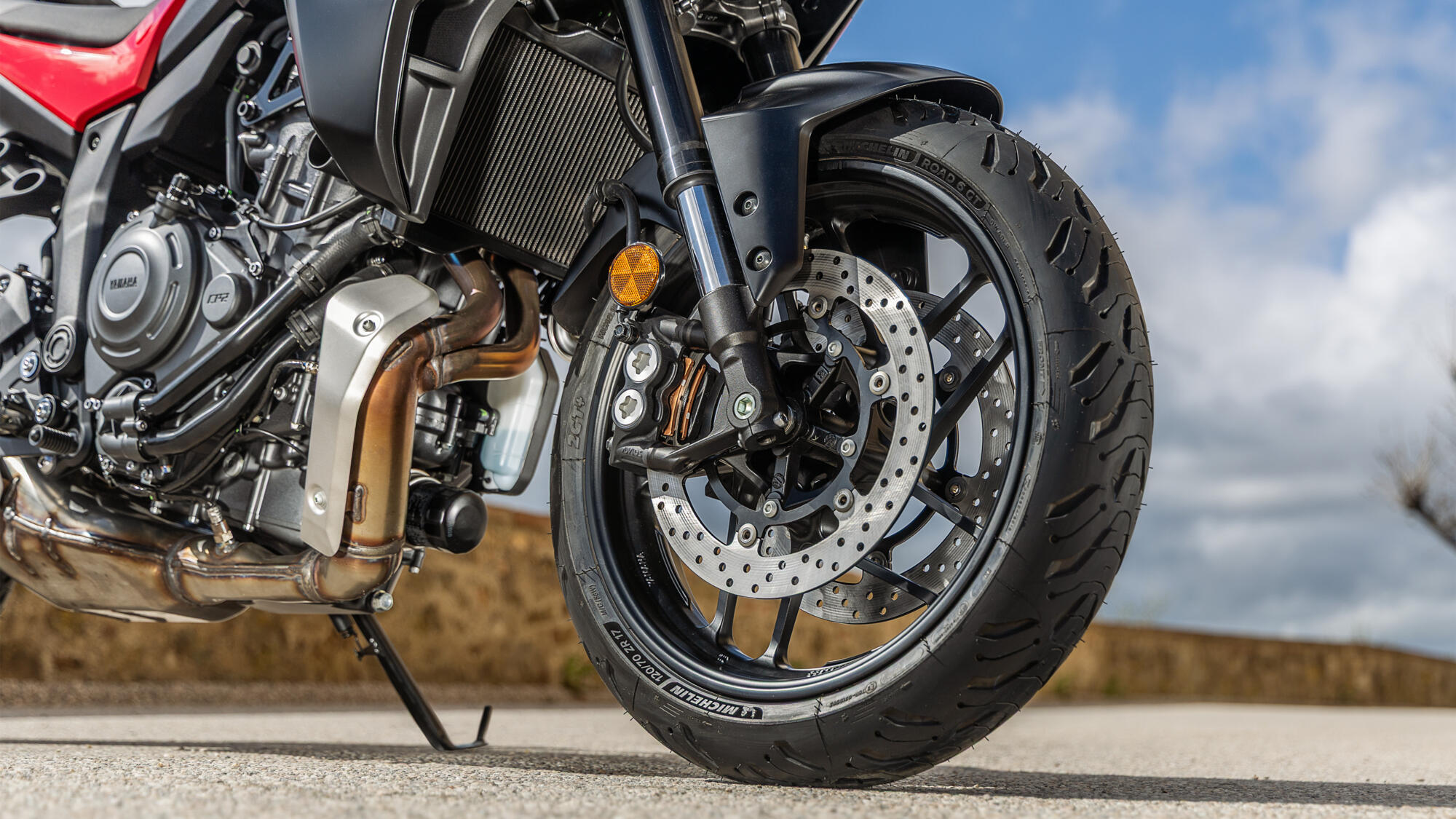 Radially mounted four-piston dual front disc brakes