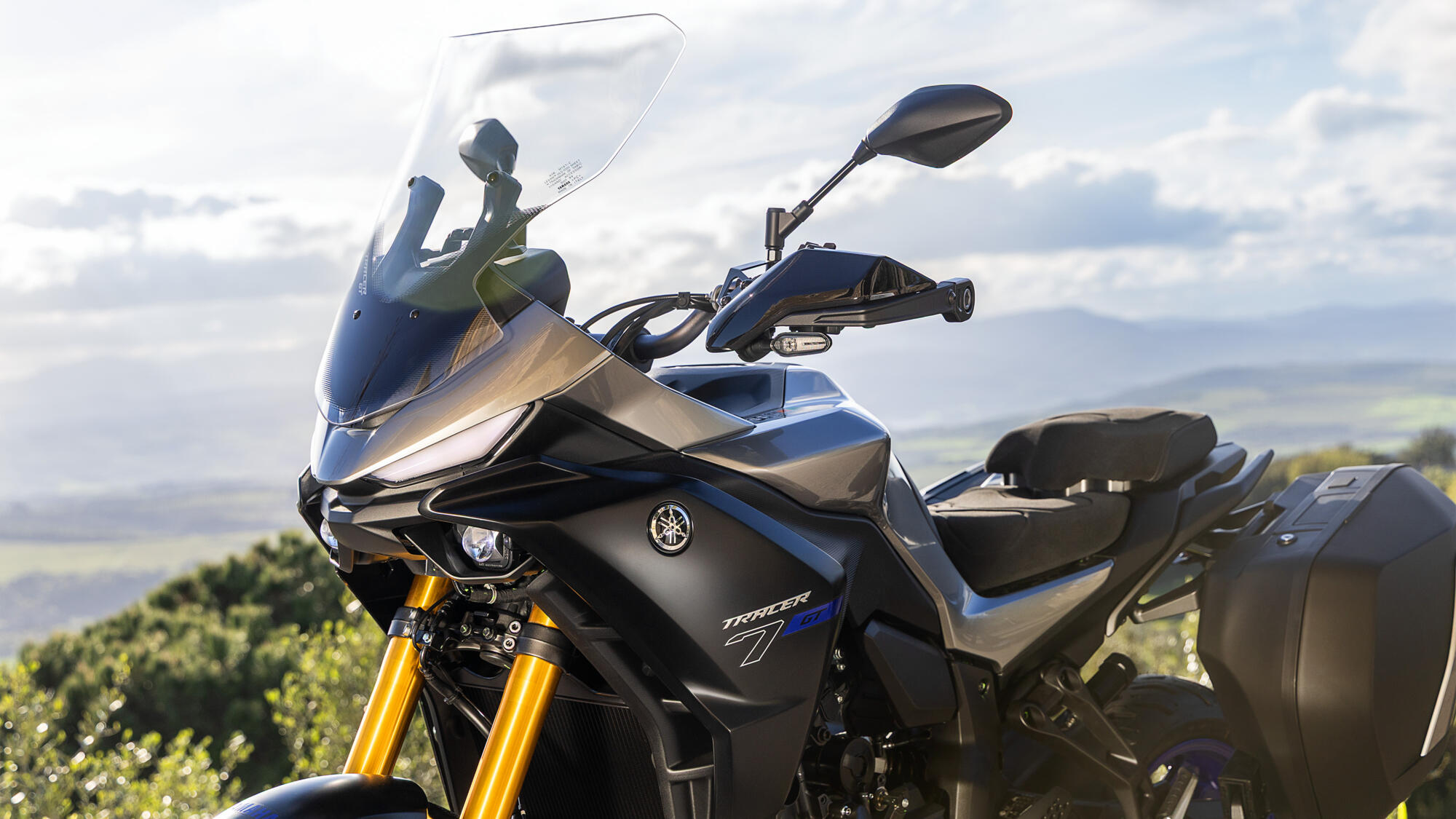 Dynamic new TRACER styling and excellent wind protection