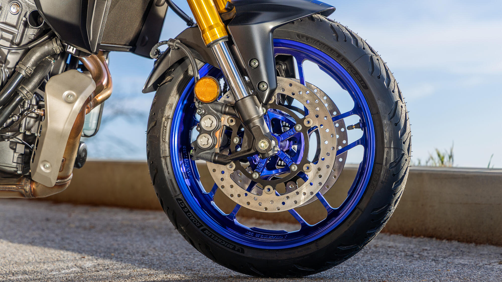 Radially mounted 4-piston dual front disc brakes