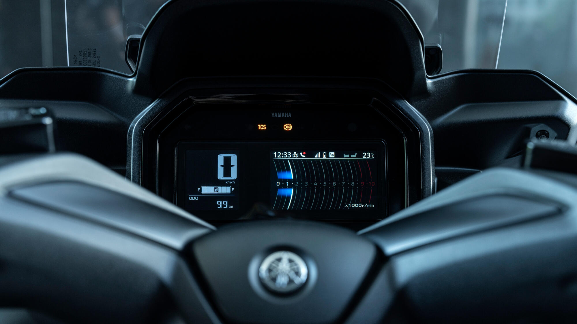 4.2-inch full colour TFT instruments