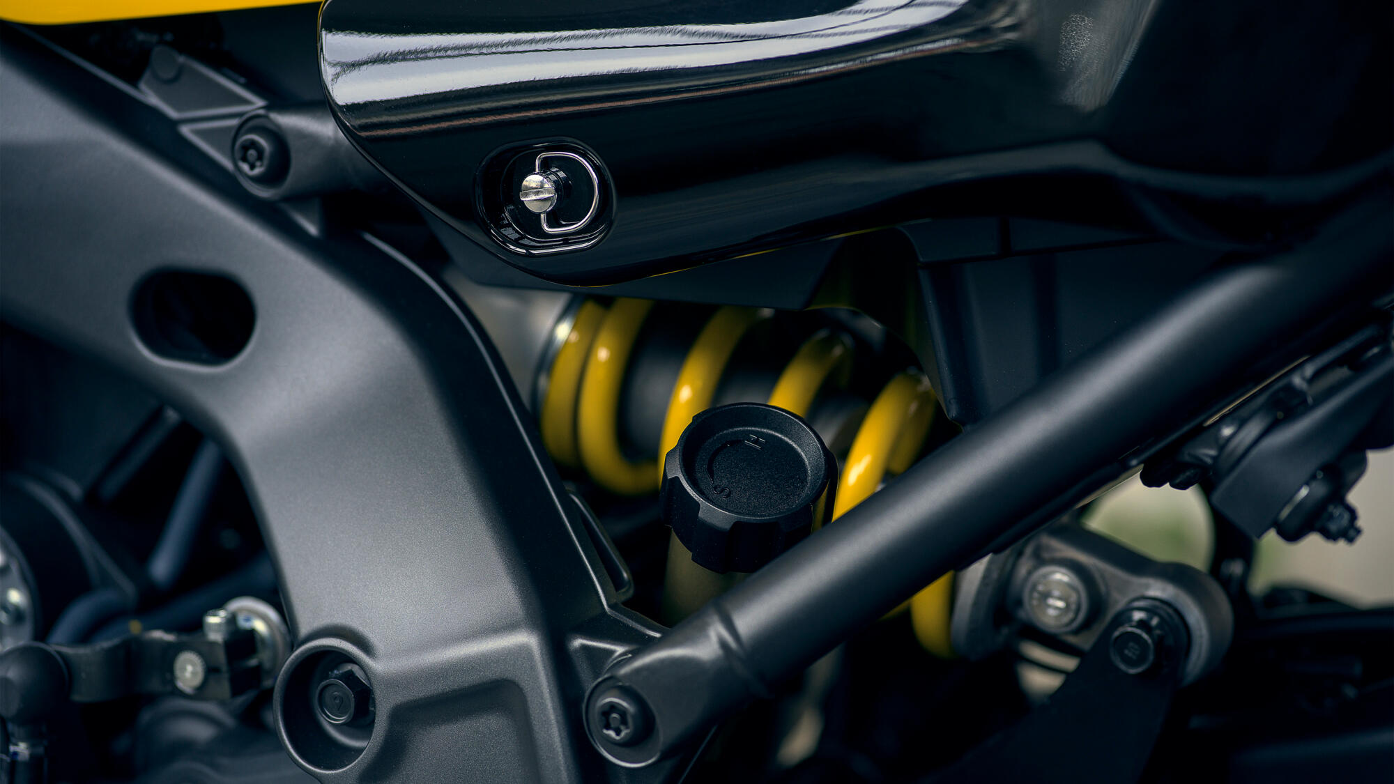 Potpuno podesiva prednja i zadnja KYB suspenzija visokog kvaliteta