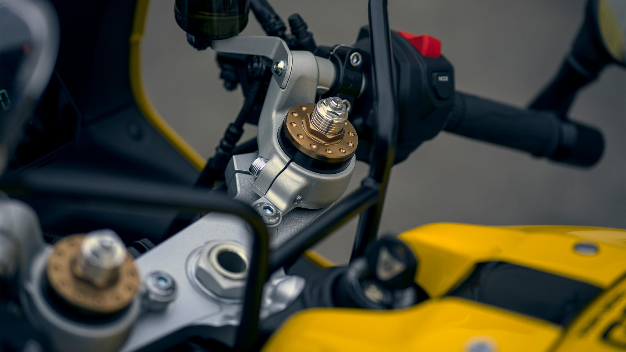 Podignuti upravljači koji se pričvršćuju iznad gornjeg nosača viljuške radi sportske vožnje i udobnosti na putu