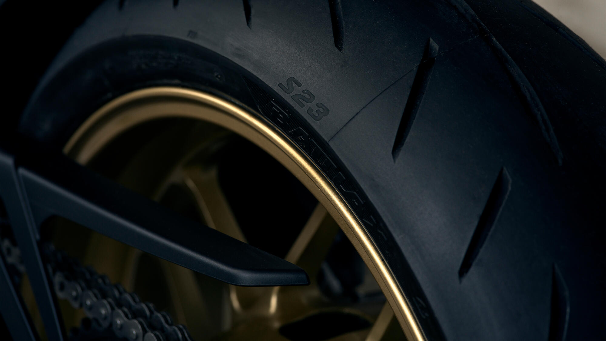 Yamaha SpinForged točkovi opremljeni gumama Bridgestone Battlax Hypersport S23