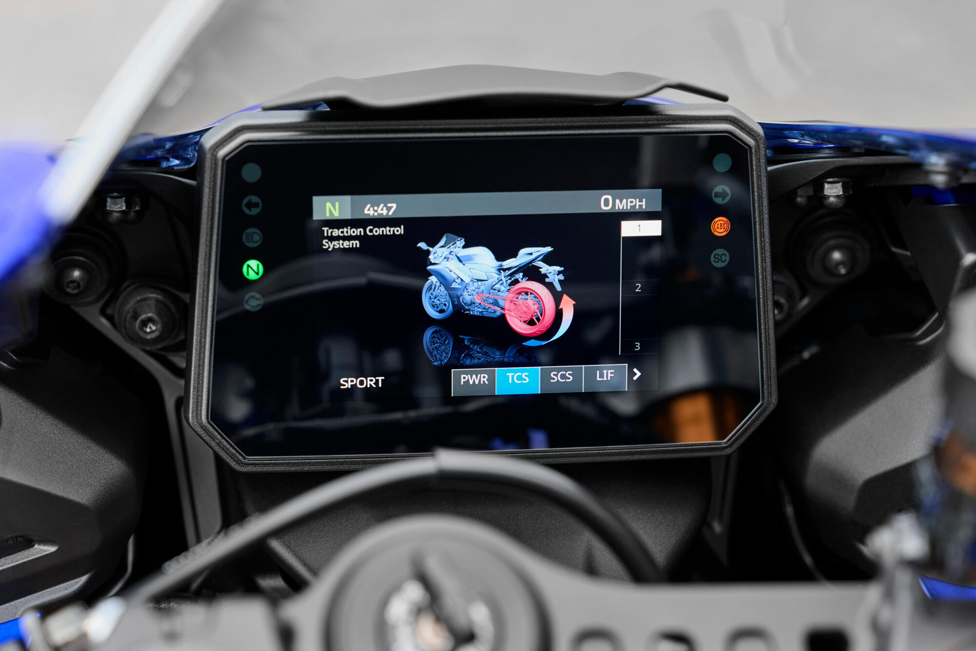 Pomagala za vozače osetljiva na nagnutost, uključujući kontrolu proklizavanja, kontrolu smicanja i kontrolu kočenja