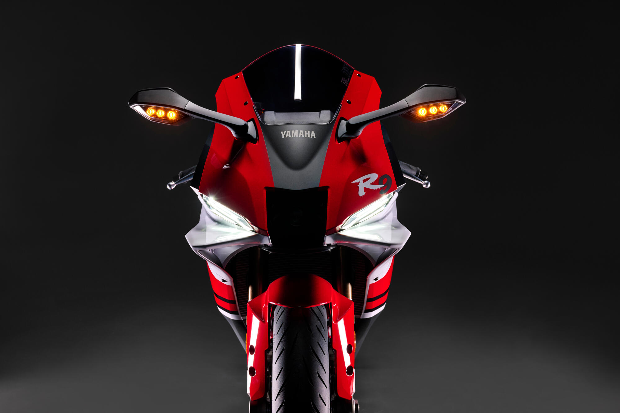 Pomagala za vozače osetljiva na nagib, uključujući kontrolu proklizavanja, kontrolu klizanja i kontrolu kočenja